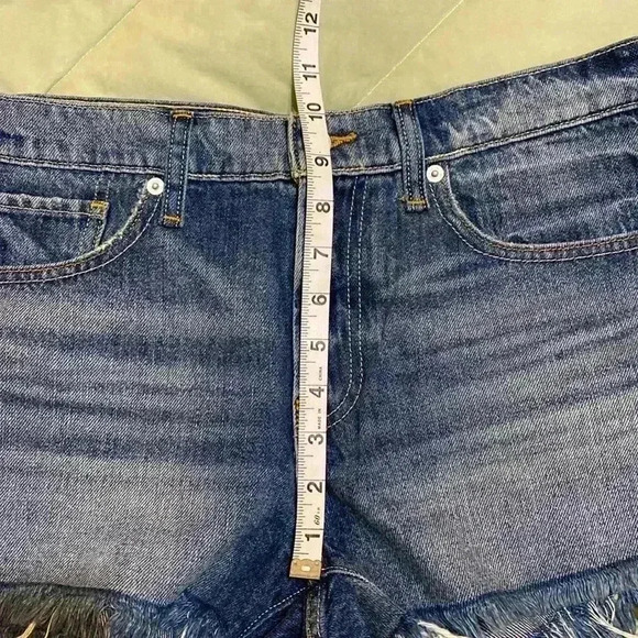 Lucky Brand Blue Denim Fringed Size 6/28 Cut Off Lightly Distressed Shorts. - Picture 9 of 10
